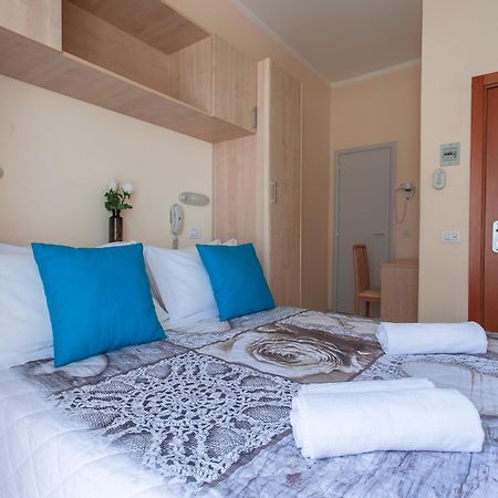Hotel Giove Dipendenza Hotel Fiamma Чезенатико Номер фото